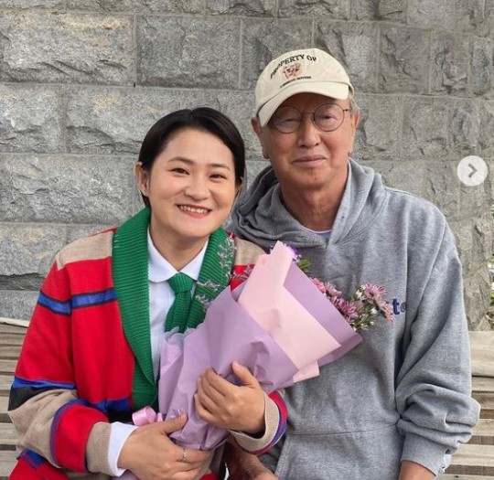 "교수님께 꽃다발 받아‥입학식 느낌" <b>김신영</b>, '선배' <b>전유성</b> 옆 '찐'미...