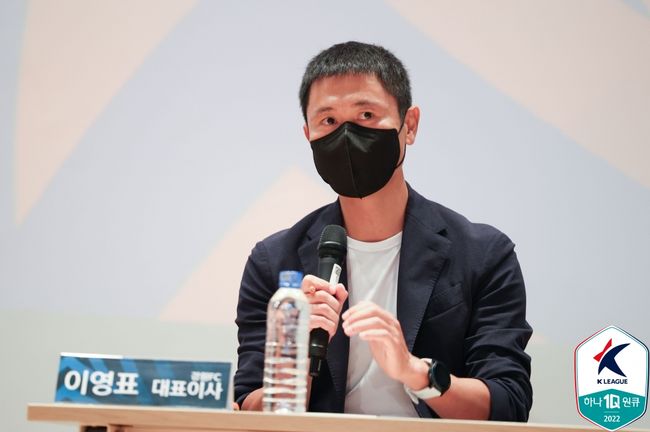"그대로 잘하시면 됩니다"...김병지, <b>최용수</b> 감독-<b>이영표</b> 전 대표와 주고...