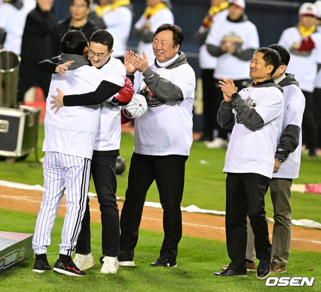 [사진]<b>구광모 회장</b>, '이제 LG <b>왕조</b>의 <b>시대</b>를'