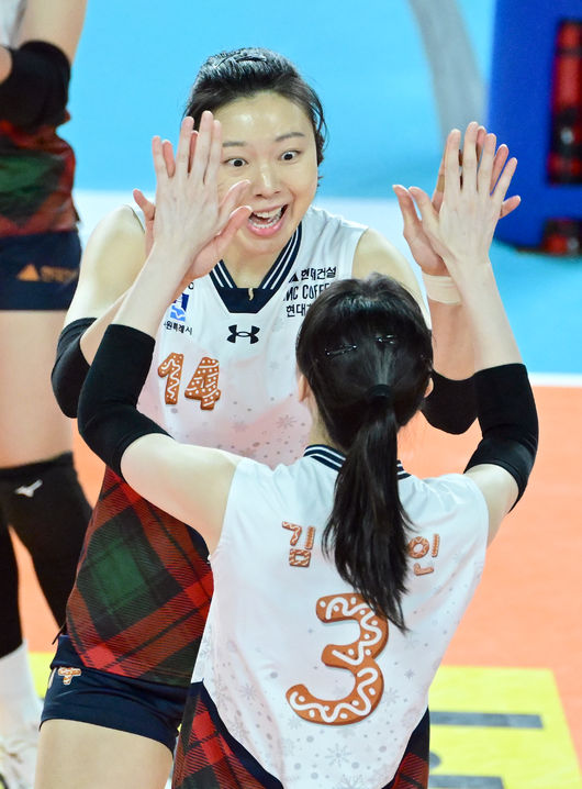 '<b>양효진</b> 최초 1500블로킹' <b>현대건설</b> 대역전극, 정관장 꺾고 8연승→1위 등극…...