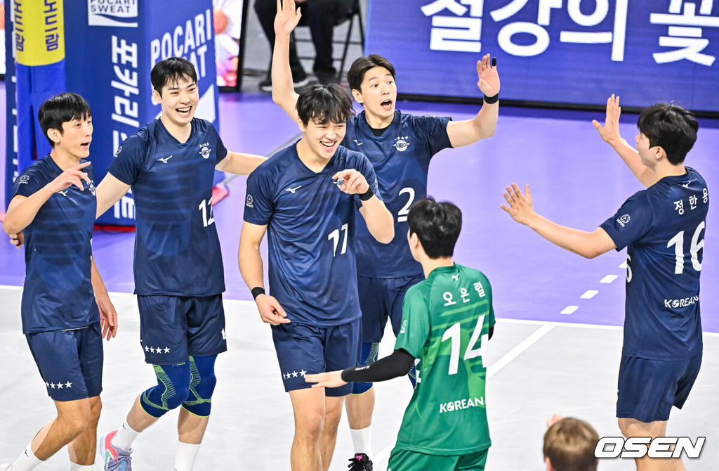 ‘<b>임동혁</b> 28득점 대폭발’ <b>대한항공</b>, <b>우리카드</b> 셧아웃 제압→시즌 첫 맞대결 ...