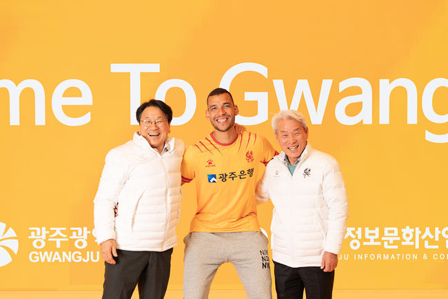 'ACLE 출격' 광주, '브라질 특급' <b>빅톨</b> 영입...195cm <b>장신 공격수</b> 품었다[공식...
