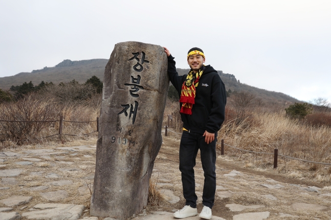 8년 간 독일 2부서 뛴 <b>최경록</b>, 은사 이정효 감독과 동행... 광주입단