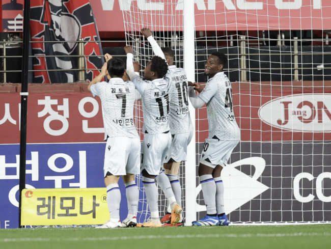 <b>문선민</b>-<b>제르소</b> K리그-넥슨 ‘세리머니 챌린지’를 통해 K리그어시스트에 기부...