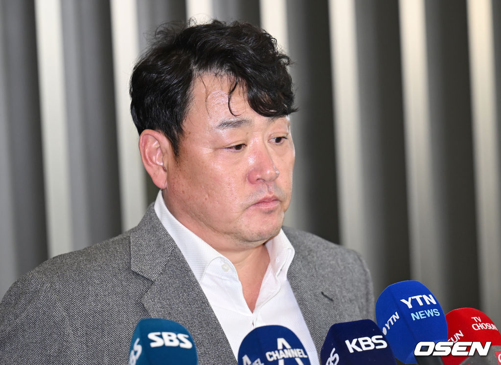 [사진]<b>진갑용</b> 수석코치,'무거운 마음으로'