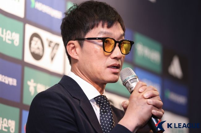 'K-리뉴' <b>광주</b> <b>이정효</b>, "내 연봉 개인적으로 손해 많이 봤다" [오!쎈 제주]