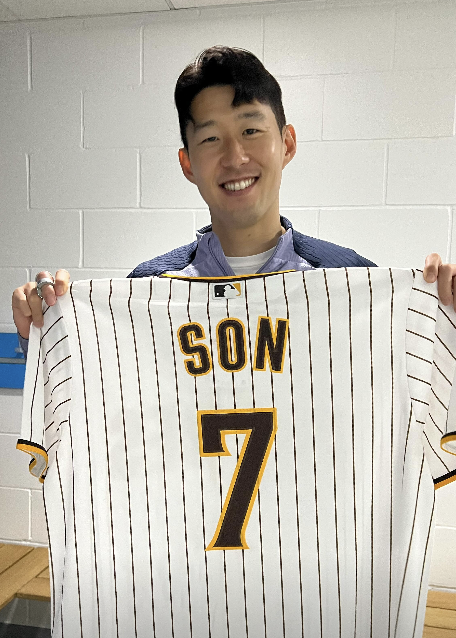 '축구 대표팀 <b>캡틴</b>' <b>손흥민</b>, SD 구단 공식 SNS에 등장 왜?