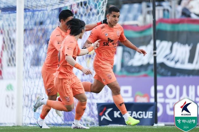 '조나탄 PK 멀티골' <b>제주</b>, 안방서 대전에 3-1 승리...7년 만에 홈 개막전 승리