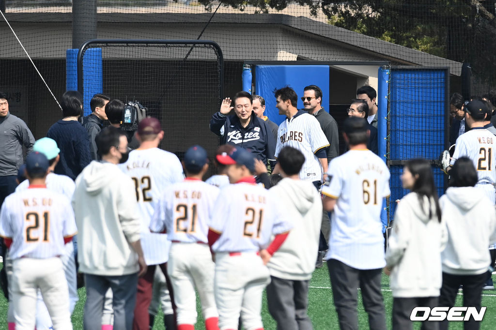 [사진]샌디에이고 <b>유소년 클리닉</b> 참석하는 윤석열 <b>대통령</b>
