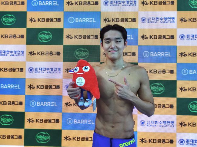 'AG 3관왕' <b>김우민</b>, <b>남자</b> 자유형 1500m 파리 올림픽 티켓 획득...생애 첫 개인...