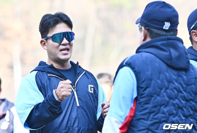 [OSEN=대구, 이석우 기자] 14일 대구 삼성라이온즈파크에서 2024 신한 SOL 뱅크 KBO 리그 삼성 라이온즈와 롯데 자이언츠의 시범경기가 열렸다. 롯데 자이언츠 김태형 감독이 삼성 라이온즈에 7-0으로