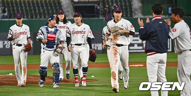 좌완 선발 1승11패-<b>한화</b>전 ERA 7.97…<b>징크스</b> 극복에 달린 <b>롯데</b>의 탈꼴찌...