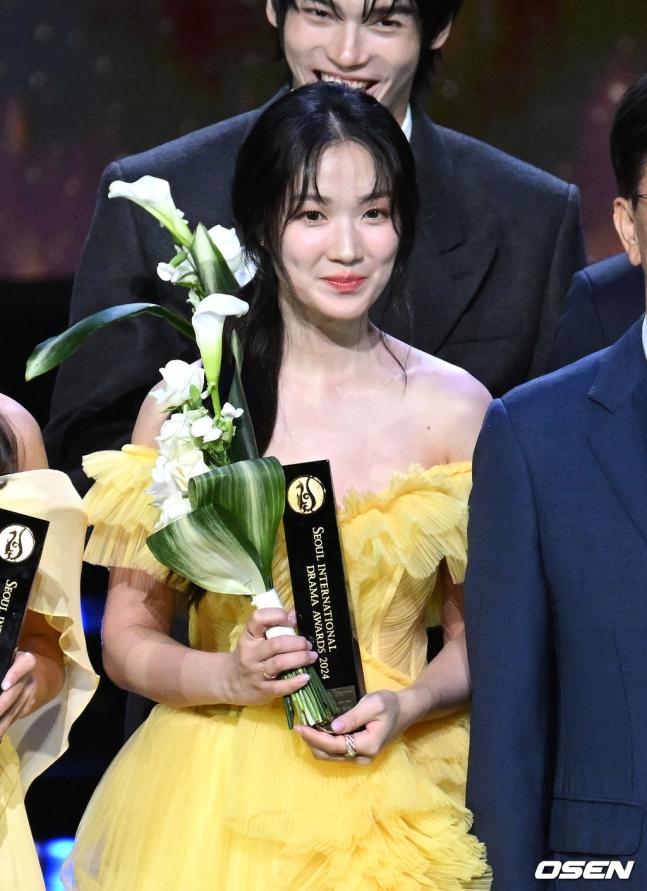 사랑스러운 옐로 드레스입은 김혜윤