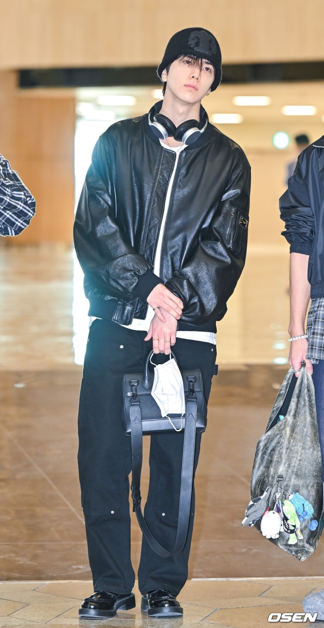 Younghoon's chic black fashion