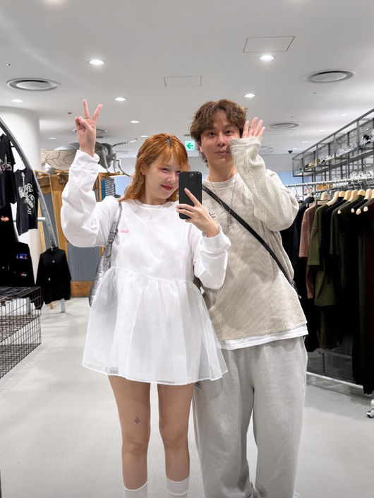 현아인스타 ,용준형과 신혼부부 첫 근황