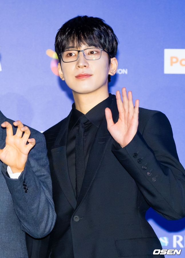 긱시크 패션을 선보인 잘생긴 원우님