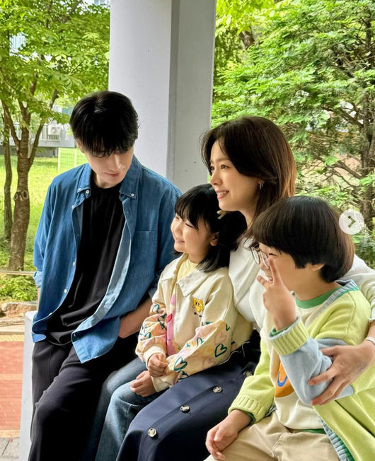 스윗한 눈길로 바라보는 나의 완벽한 비서님