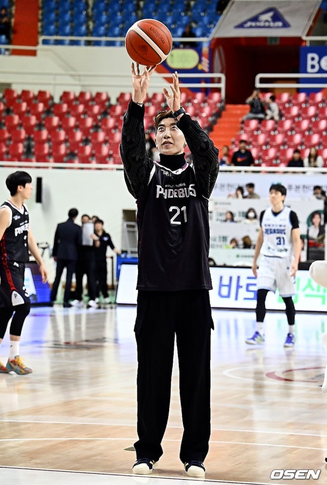 울산HD 우승 주역 조현우, 프로농구 코트에서 시투로 우승 기운 전파 [이석우의 마!]