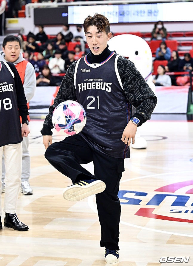 울산HD 우승 주역 조현우, 프로농구 코트에서 시투로 우승 기운 전파 [이석우의 마!]