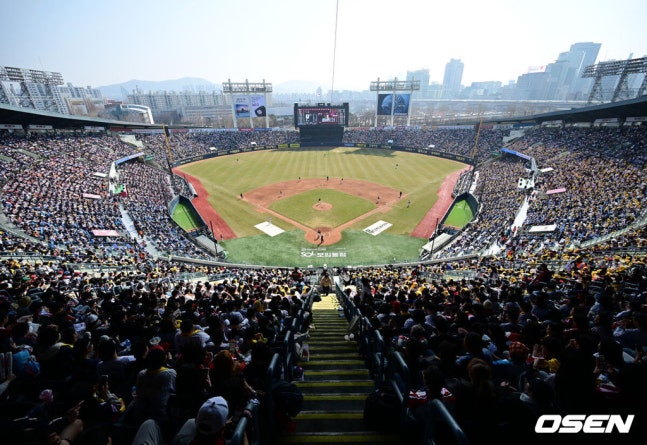 KBO 인기 초대박, 역대 최초 개막 2G 전경기 매진…무려 21만9900명이 야구장 왔다