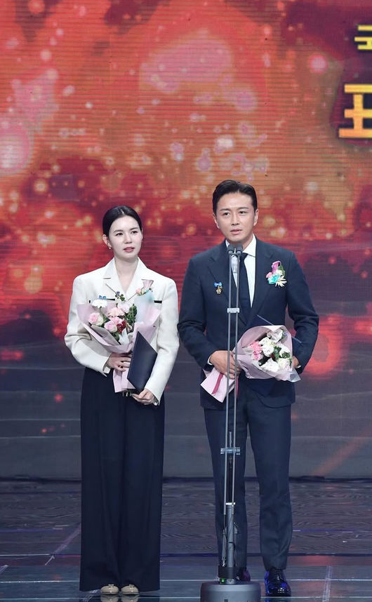 <b>진태현</b>, <b>박시은</b>과 결혼 <b>10주년</b> 기념을 산불 피해 1,000만 원으로 <b>기부</b>