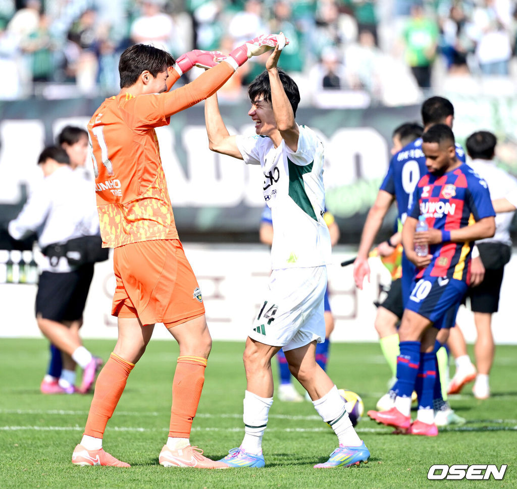 '91분 실점→96분 <b>전진우 극장골</b>!' 드라마 쓴 전북, 수원FC 2-1 꺾고 2위 ...