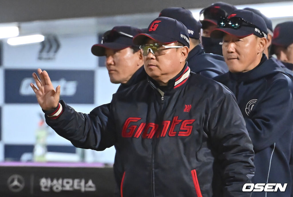 21억 좌승사자 8주 이탈…<b>롯데 대체 외인 시급</b>하다, 김태형 감독 “대체...