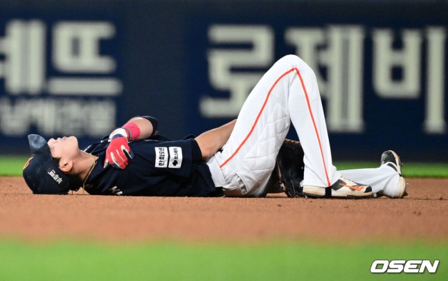 ‘안타+득점 활약했는데…’ 심우준, 4회 왼쪽 무릎 직구 직격→대주자 이도윤 교체 [오!쎈 고척]