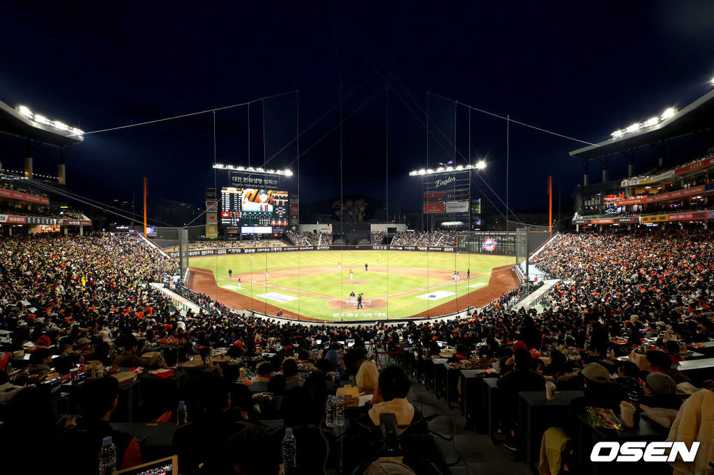 KBO 최고 인기팀은 <b>한화</b>, 최초 신기록까지…홈·원정 <b>17</b>G <b>연속</b> '만원 관...