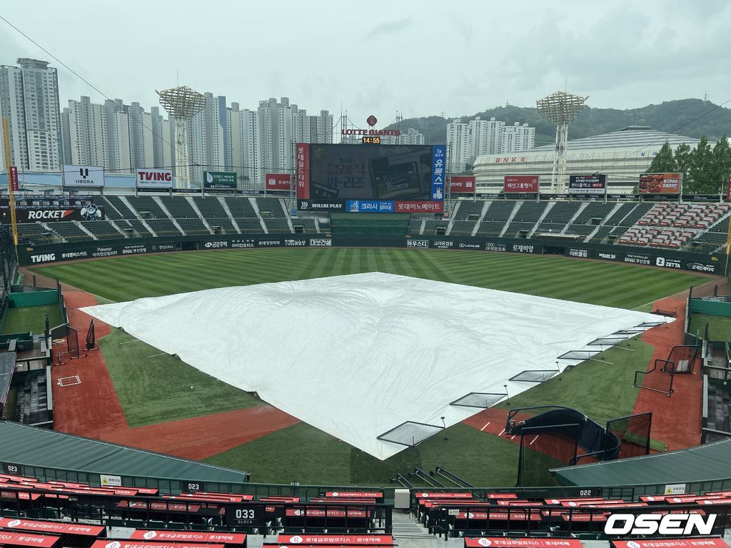 <b>주말</b>마다 <b>봄비</b>가...흠뻑 젖은 사직, 롯데-삼성 2주 연속 더블헤더 치르...