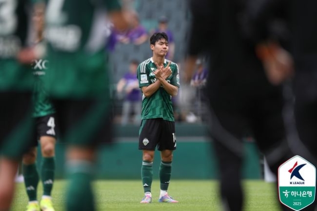&apos;전진우 멀티골 폭발!&apos; 전북, 안양에 2-0 완승...리그 10경기 무패 행진 달리며 선두 대전과 승점 차 &apos;0&apos; [오!쎈 전주]