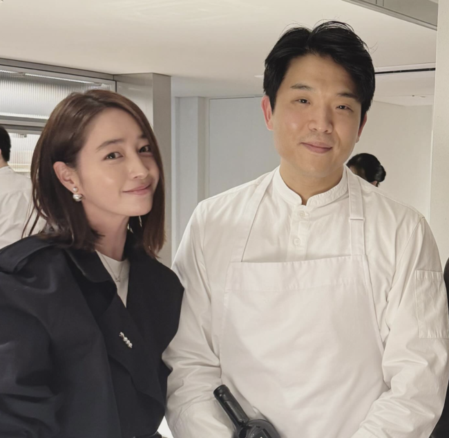 “이병헌은 잘랐습니다”…<b>이민정</b>, <b>안성재 셰프</b>와 강제 투샷