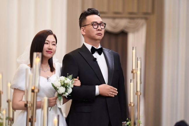 '<b>박준형</b>︎' <b>김지혜</b>, 달라진 얼굴 화제..주름도 쫙 펴졌네 [핫피플]