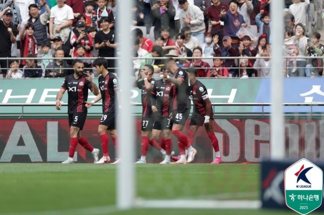 &apos;뼈아픈 GK 실수&apos; 서울, 홈에서 수원FC와 1-1 무승부... GK 강현무 뼈아픈 실책[오!쎈 현장]