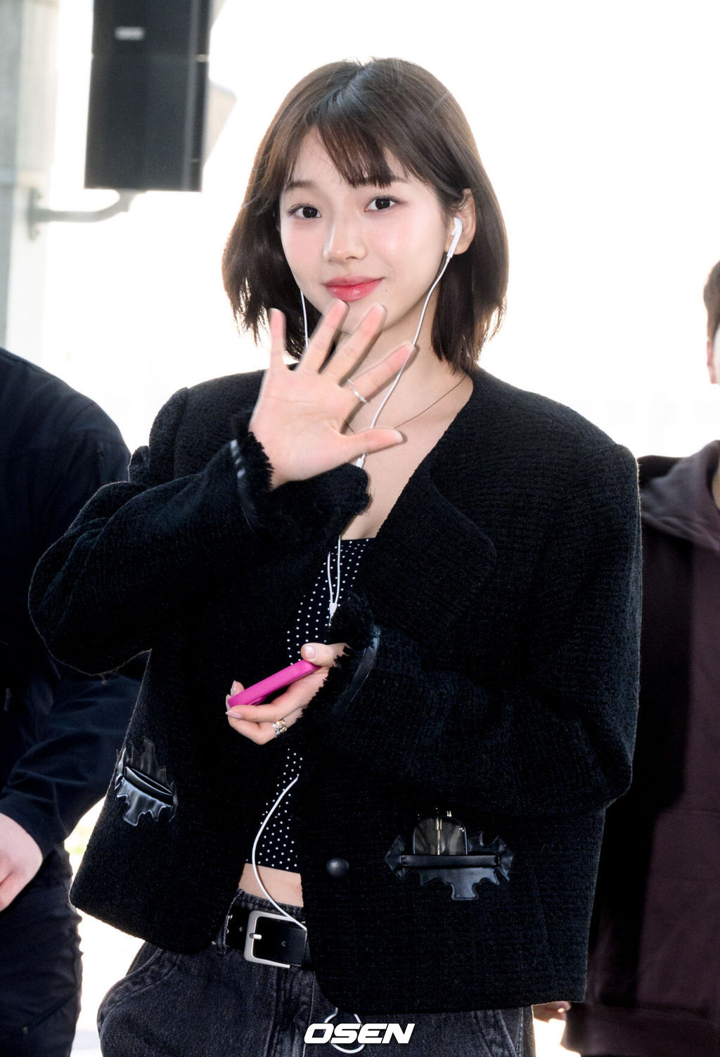 "에스파 <b>카리나</b> 번쩍 업고 도망가"..현지인도 충격받은 '도난사건' 뭐길...