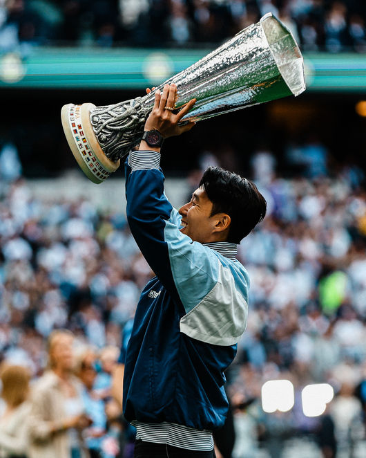韓 축구 역대급 전설 확정! '<b>트루 레전드</b>' <b>손흥민</b>, 선배들과 트로피 들...
