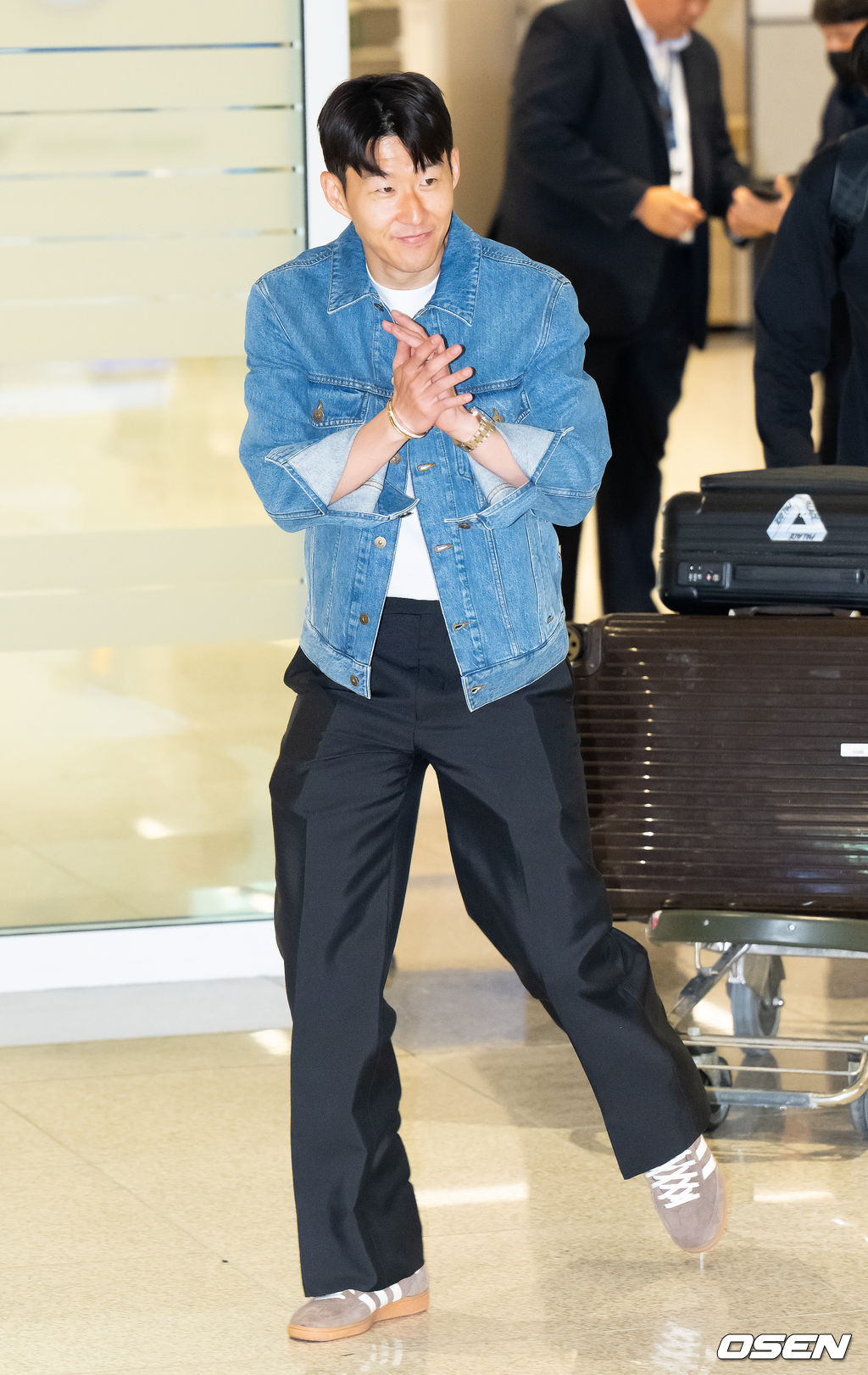 [사진]<b>우승컵</b> <b>손흥민</b>,'환호에 박수치며'