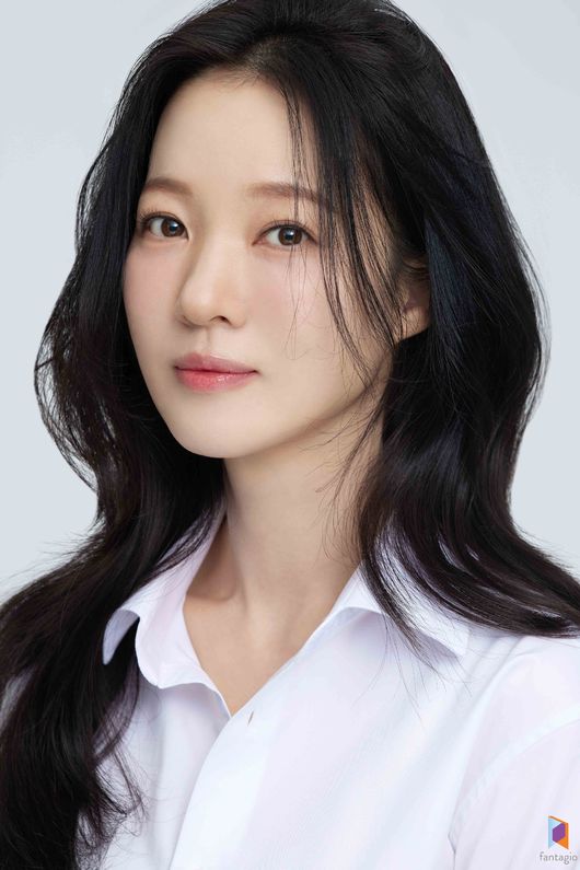 <b>전여진</b>, <b>판타지오</b>와 전속<b>계약</b> 체결 “아낌없이 지원할 것”[공식]