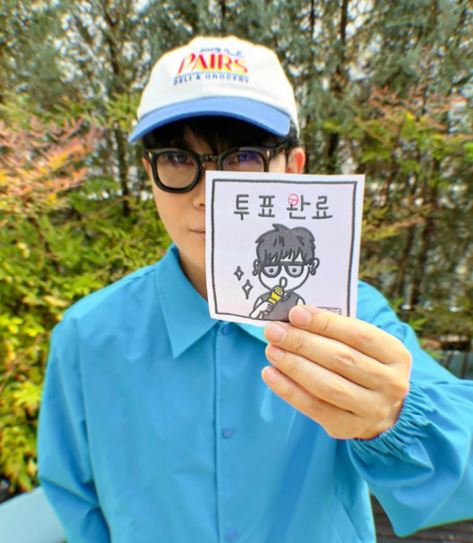 '탄핵찬성' <b>이승환</b>, <b>파란옷</b> 입고 '<b>투표</b> 인증'.."일찍일어나, 가슴 일렁여...