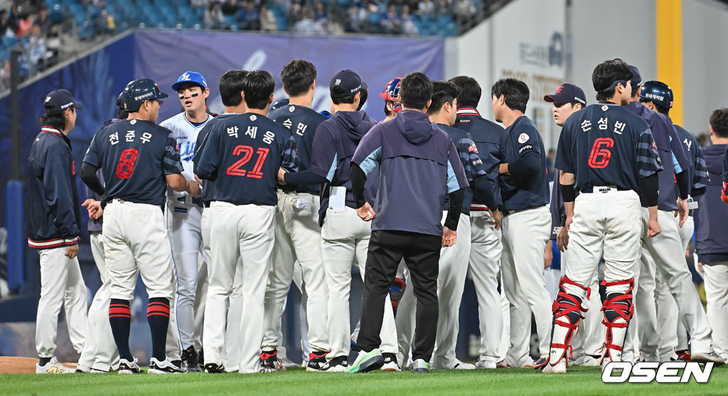 [사진] <b>최원태</b>와 <b>전준우</b> 충돌로 삼성과 롯데 <b>벤치클리어링</b>