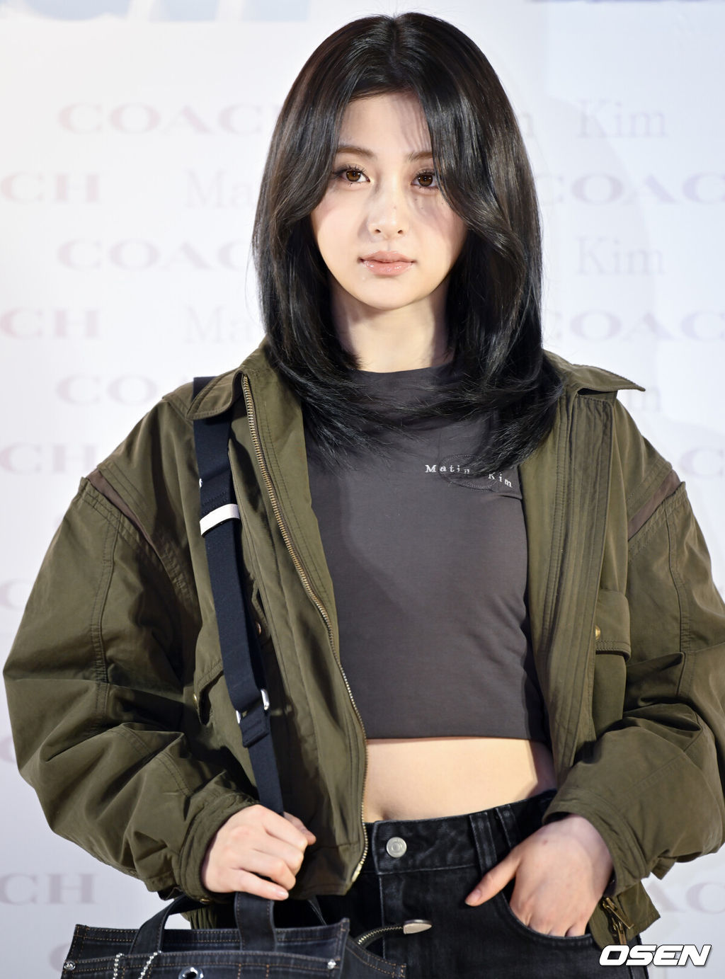르세라핌 <b>허윤진</b>, <b>허리 부상</b>으로 ‘위버스 콘’ 불참..“건강 상태 종합...