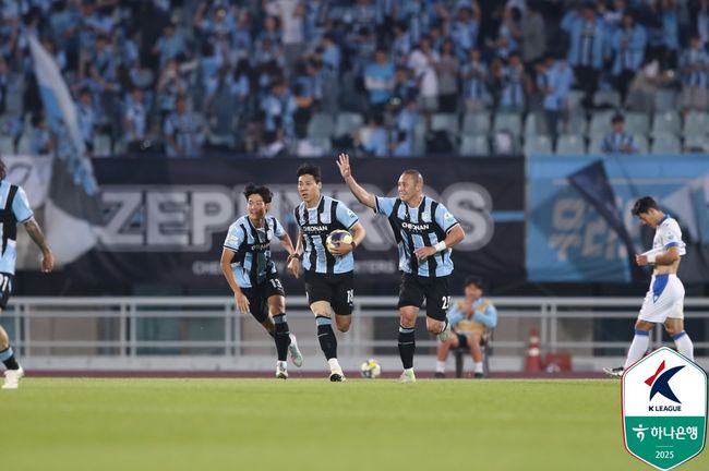 '0-1→4-1' <b>수원</b>, 빅버드 역전극 썼다! <b>부천</b> 꺾고 11G 무패+2위 도약...선...