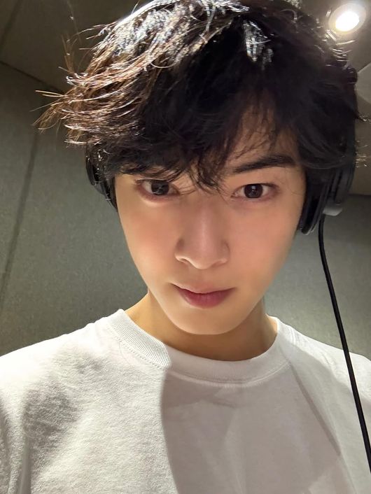 셀카 각도 무관하게 한결같이 잘생긴 차은우