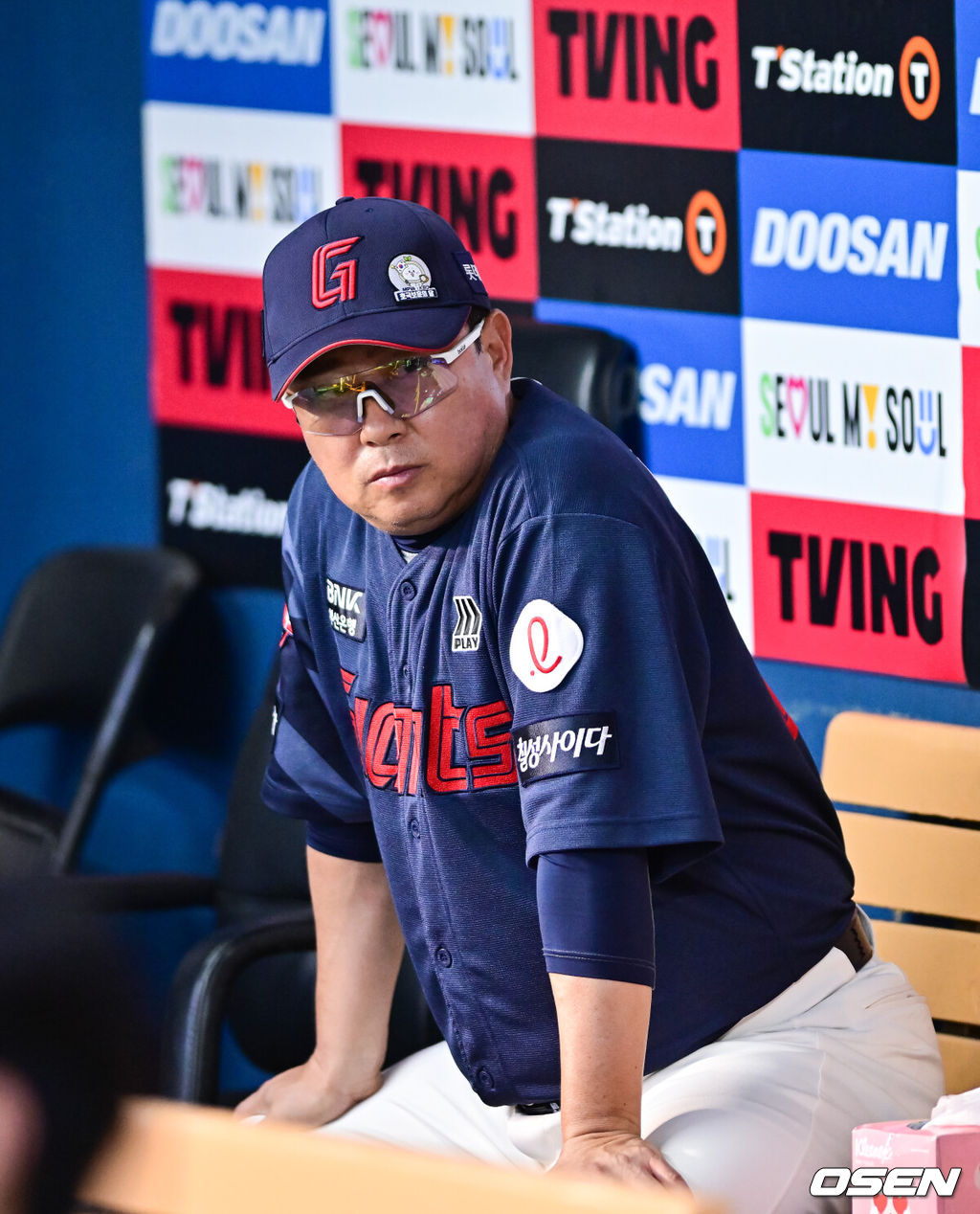 ‘<b>부상</b>도 아닌데…’ 김태형, 왜 80억 포수에 기약 없는 2군행 통보했나...