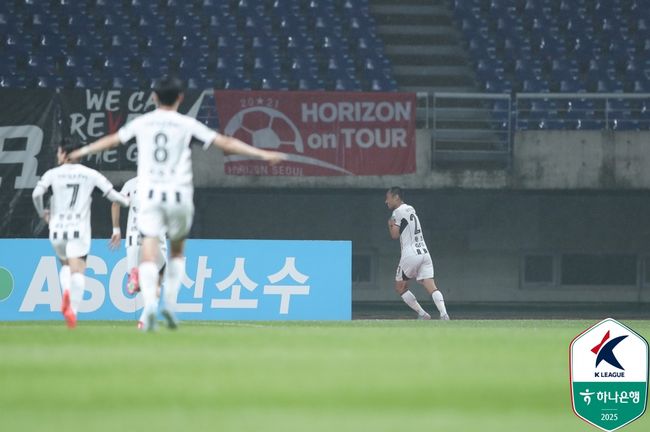 ‘국대’ <b>전진우 12호골</b>+도움까지 미친 대활약…선두 전북, 강원 3-0 격파...