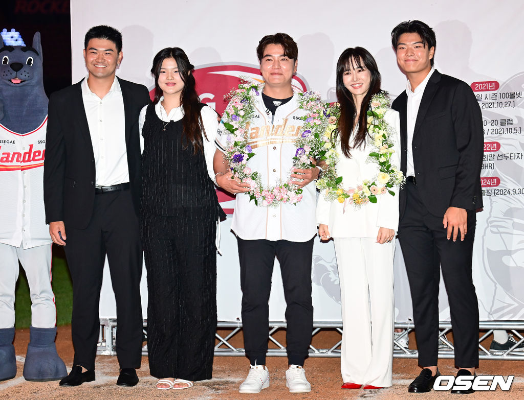 [사진]<b>추신수</b>,'<b>가족</b>들과 함께 뜨거운 <b>은퇴식</b>'