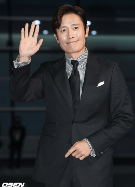 '오겜3' 곧 개봉인데..<b>이병헌</b>, '출연 보류' 당했다! '<b>모자이크</b>+퇴장' 굴...