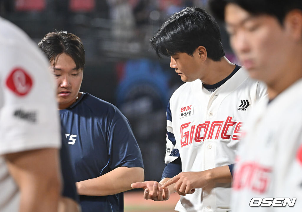 롯데 비상! 또 <b>부상</b>자 발생, <b>손호영</b>이 사라졌다…손가락 근육 손상 2주 ...