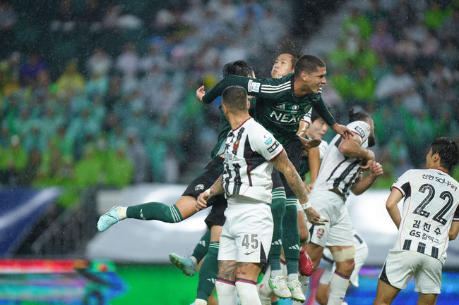 '송민규 벼락 동점골' <b>전북</b>, 서울과 1-1 무... <b>16</b>G <b>무패</b>-선두 질주[오!쎈...