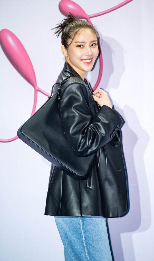 '출산 2달' <b>손담비</b>, 벌써 <b>2세</b> 데뷔하나···카메라 바라보는 눈빛이 예...